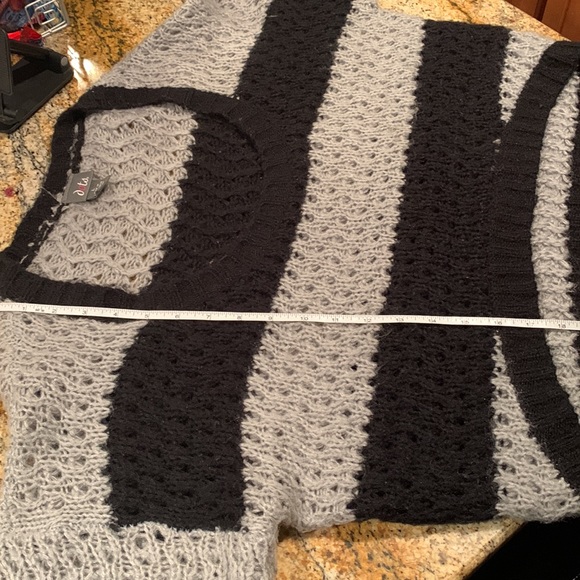 Black & Grey cropped sweater - Picture 8 of 8